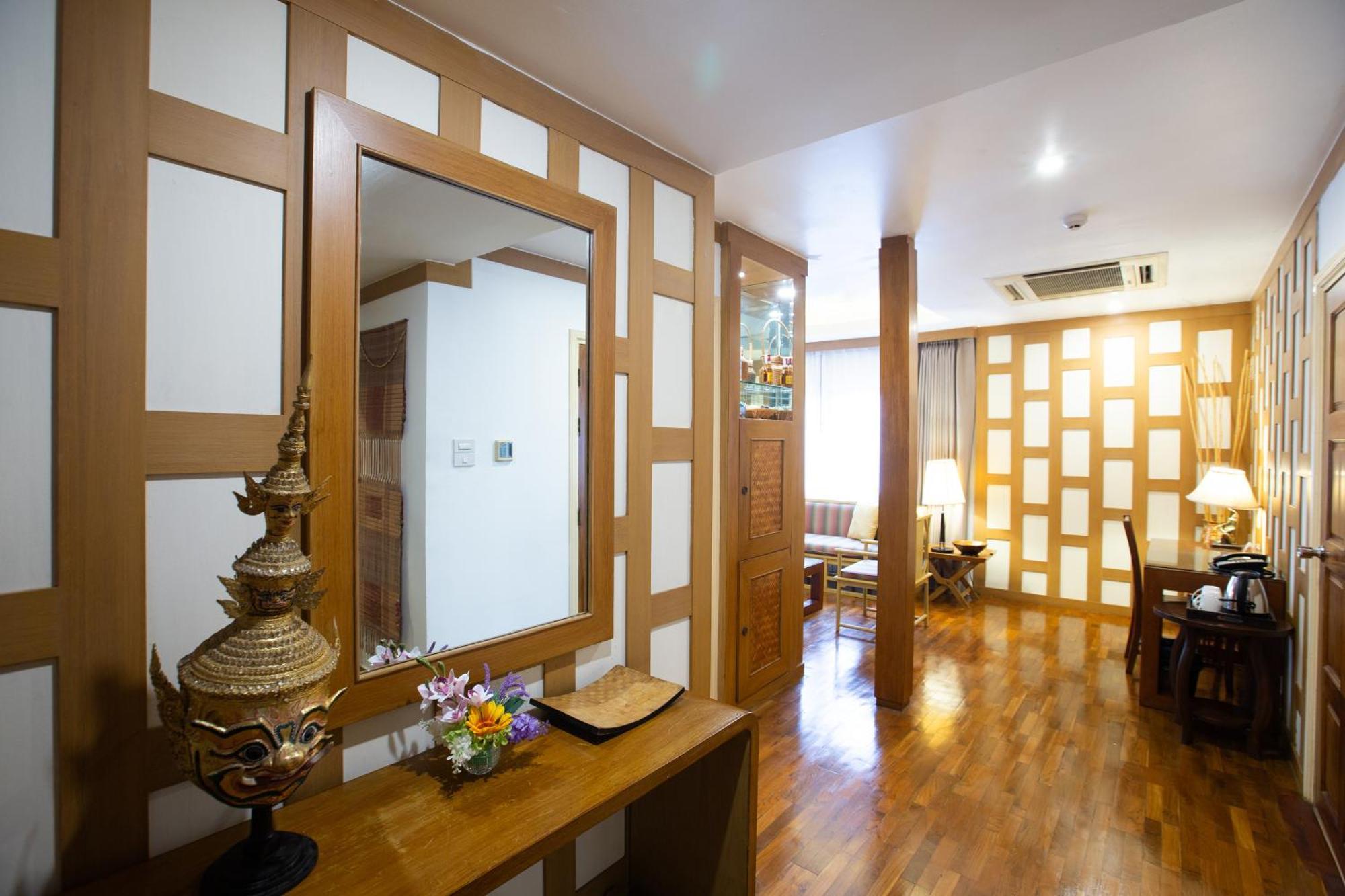 The Tarntawan Hotel Surawong Bangkok Buitenkant foto